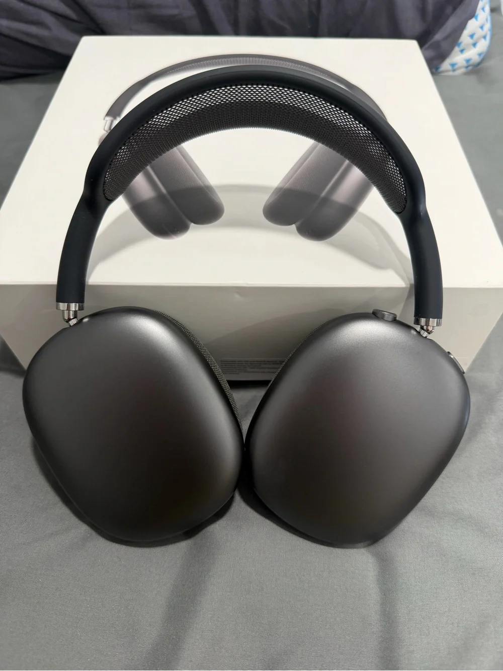Apple AirPods Max Over-Ear Headphones in Space Gray Gen 1 Lightning